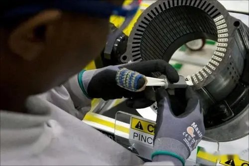 La velocità a vuoto e la coppia massima sono indicatori critici delle prestazioni del motore.