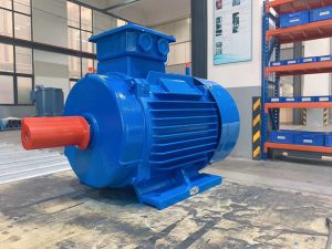 Um motor síncrono de ímã permanente (PMSM) é um tipo de motor CA em que o estator produz um campo magnético rotativo que interage com o campo magnético de um rotor, que usa ímãs permanentes.